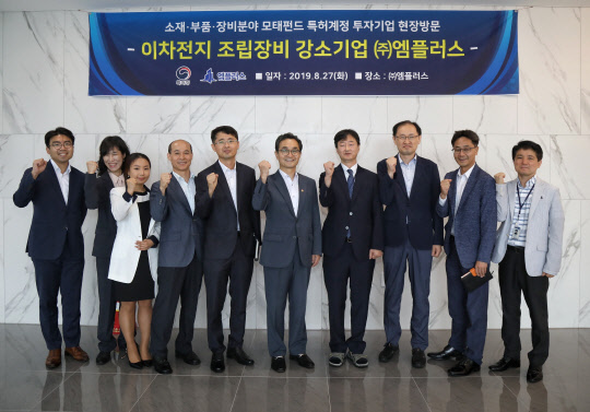 박원주 특허청장(왼쪽 여섯번째)이 27일 이차전지 조립장비 제조기업인 엠플러스를 방문해 현장 애로사항을 청취하고 기념촬영을 하고 있다.  특허청 제공